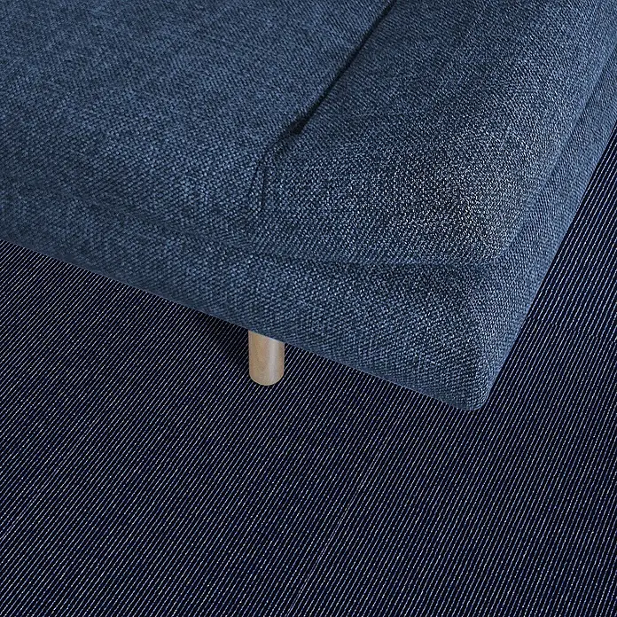 Floordirekt Teppichfliese Bohemia - 50 x 50 cm - 0,25 m² - Dunkelblau -  - Nahaufnahme eines blauen Stoffsofatreils mit hellem Holzbein auf einem dunkelblauen gestreiften Teppich.