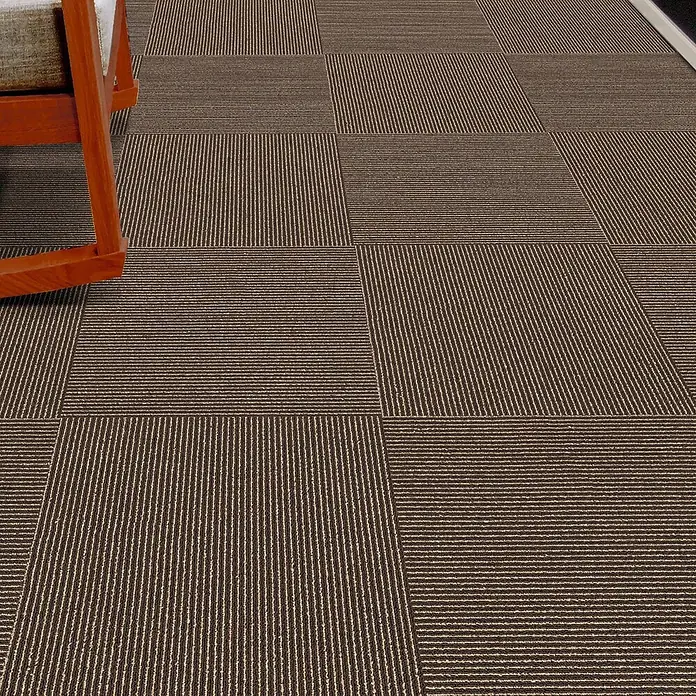 Floordirekt Teppichfliese Bohemia - 50 x 50 cm - 0,25 m² - Braun -  - Braune Teppichfliesen mit abwechselnd horizontalen und vertikalen Streifen, die ein Schachbrettmuster auf dem Boden bilden.