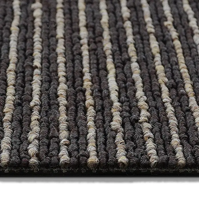 Floordirekt Teppichfliese Bohemia - 50 x 50 cm - 0,25 m² - Braun -  - Nahaufnahme eines gerippten Teppichs mit abwechselnd dunkelbraunen und beigefarbenen Texturstreifen.
