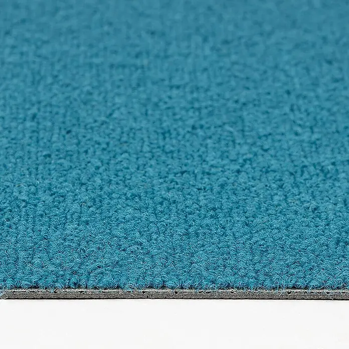 Floordirekt Teppichfliese Edinburgh - 50 x 50 cm - 0,25 m² - Türkis -  - Nahaufnahme eines blaugrünen Teppichs oder einer Matte mit faseriger Textur und grauer Unterseite.