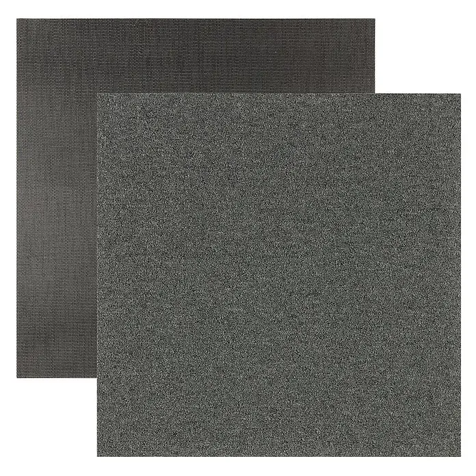 Floordirekt Teppichfliese Edinburgh - 50 x 50 cm - 0,25 m² - Anthrazit -  - Zwei dunkelgraue quadratische Materialmuster, eines mit dichter Webstruktur und das andere mit einer weichen, vliesartigen Oberfläche.