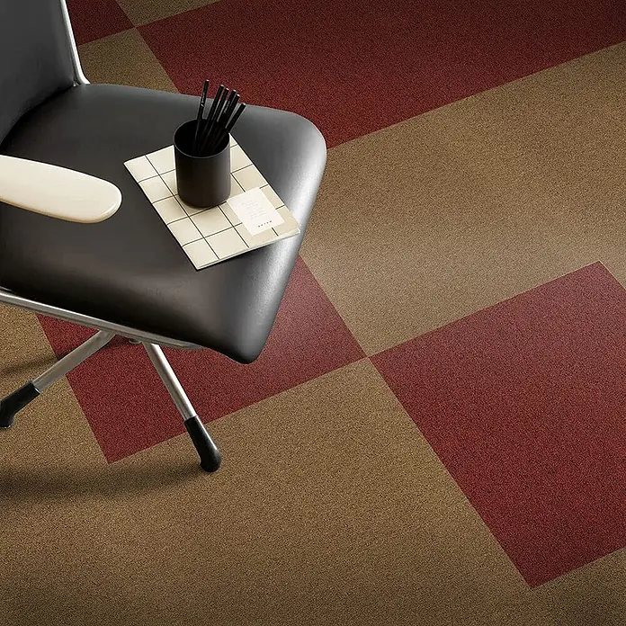 Floordirekt Teppichfliese Edinburgh - 50 x 50 cm - 0,25 m² - Rot -  - Schwarzer Bürostuhl mit cremefarbener Armlehne, Notizbuch und Stiften auf rotem und braunem Karoteppich.