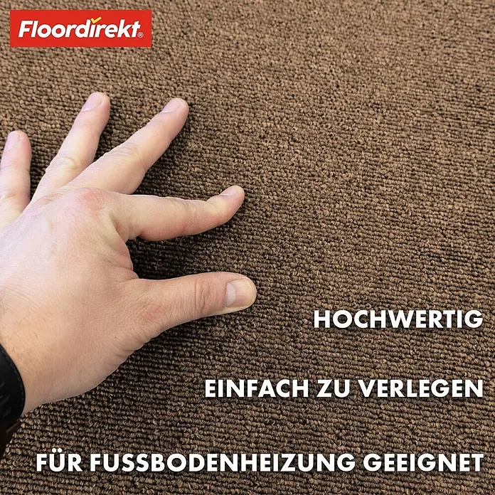 Floordirekt Teppichfliese Moscow Selbstliegend 50 x 50 cm 0,25 m² Hellbraun -  - Brauner, strukturierter Teppich mit einer Hand, die seine Qualität, einfache Verlegung und Eignung für Fußbodenheizung betont.