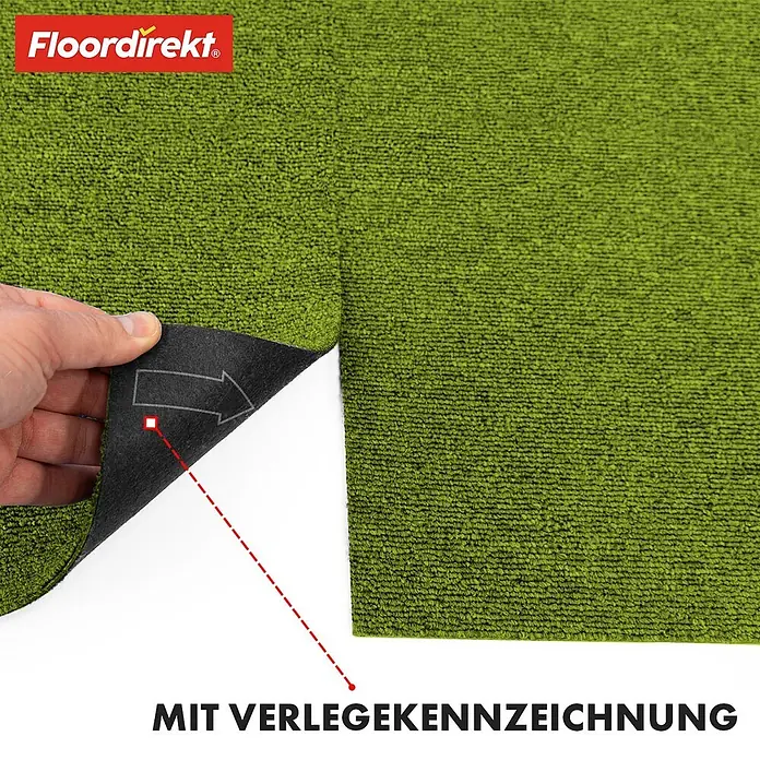 Floordirekt Teppichfliese Moscow 50 x 50 cm Grün -  - Grüne, texturierte Fußmatte, Hand hebt Ecke, zeigt schwarze Unterseite mit Verlegehinweispfeil.