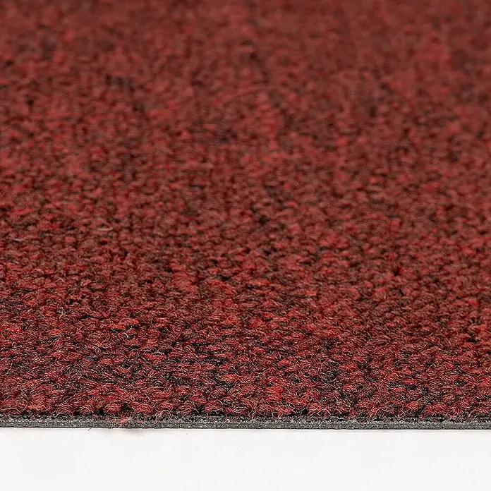 Floordirekt Teppichfliese Edinburgh - 50 x 50 cm - 0,25 m² - Rot -  - Strukturierte rote Matte mit dunklen Sprenkeln, die eine dunkelgraue Unterseite zeigt.