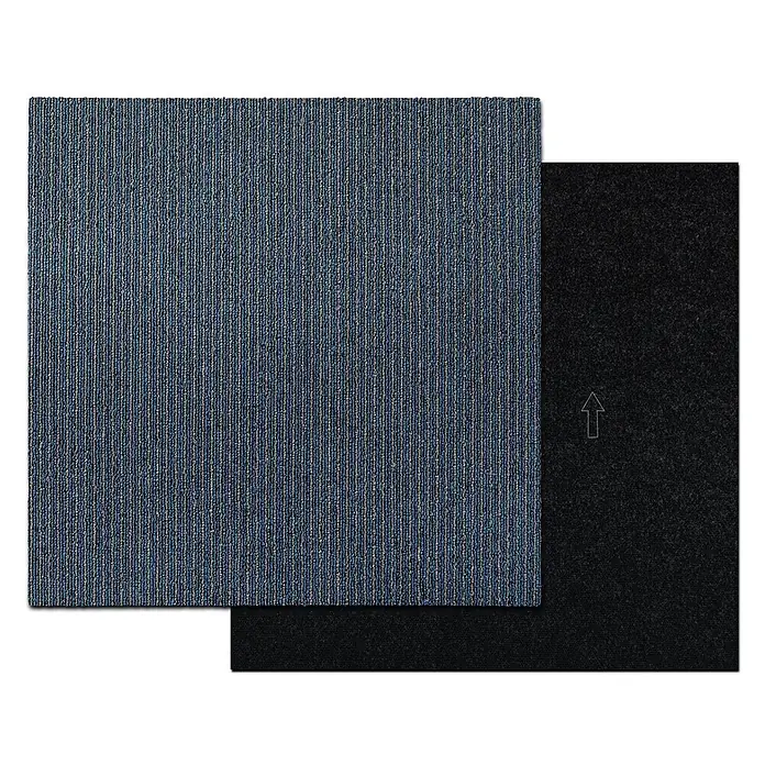 Floordirekt Teppichfliese Bohemia - 50 x 50 cm - 0,25 m² - Blau -  - Blaue gerippte Teppichfliese mit sichtbarer schwarzer Rückseite, die einen Ausrichtungspfeil zeigt.