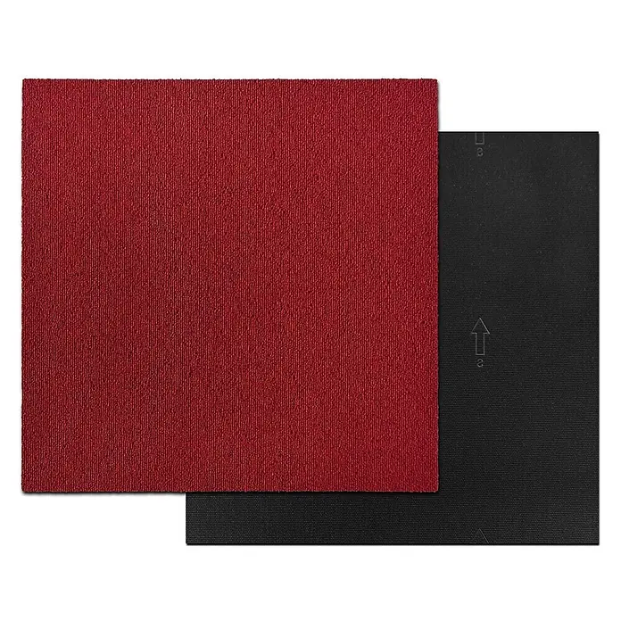 Floordirekt Teppichfliese Lyonn - 50 x 50 cm - 0,25 m² - Rot -  - Zwei Teppichfliesen, eine rote mit gerippter Textur und eine schwarze, teilweise überlappend. Die schwarze Fliese zeigt ein Pfeilsymbol.