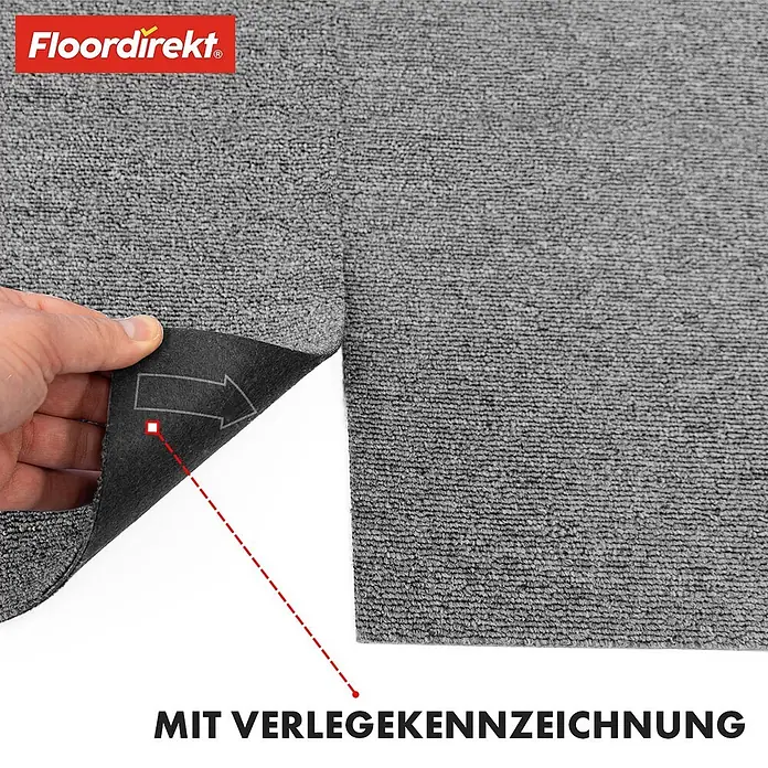 Floordirekt Teppichfliese Moscow 50 x 50 cm Grau -  - Graue Teppichfliese, eine Hand enthüllt die Rückseite mit Verlegekennzeichnung (Pfeil und Quadrat).