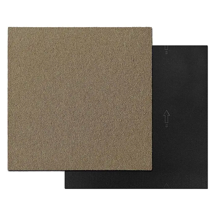 Floordirekt Teppichfliese Lyonn - 50 x 50 cm - 0,25 m² - Beige -  - Zwei überlappende Teppichfliesen, eine strukturierte beige oben, die eine schlichte schwarze Fliese mit Pfeilsymbol darunter zeigt.