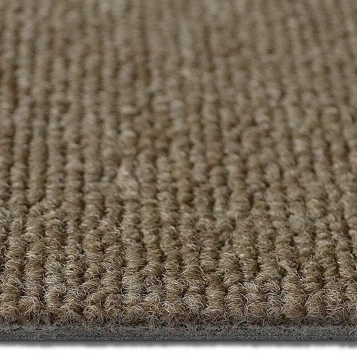 Floordirekt Teppichfliese Lyonn - 50 x 50 cm - 0,25 m² - Beige -  - Nahaufnahme von braunem geripptem Teppich mit grauer Unterseite, Textur sichtbar.