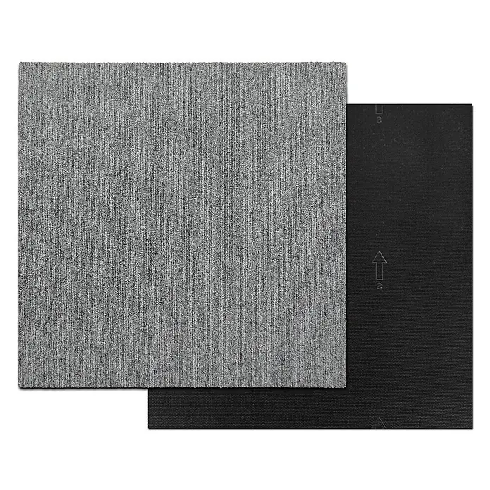Floordirekt Teppichfliese Lyonn - 50 x 50 cm - 0,25 m² - Hellgrau -  - Zwei quadratische Matten, eine hellgrau mit gerippter Textur, die andere schwarz mit geprägtem Richtungspfeil.