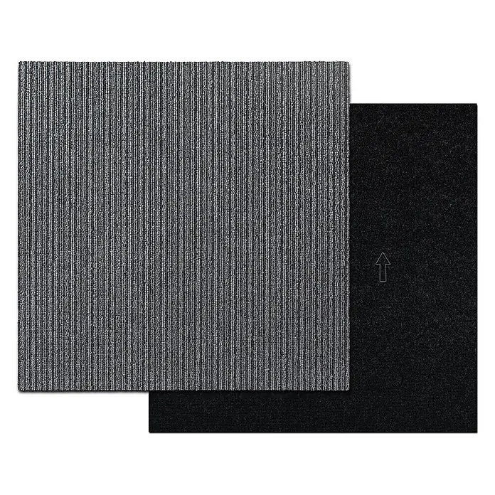 Floordirekt Teppichfliese Bohemia - 50 x 50 cm - 0,25 m² - Grau -  - Zwei Teppichfliesen, eine grau gestreift, die andere schwarz mit Pfeilsymbol auf der Rückseite.