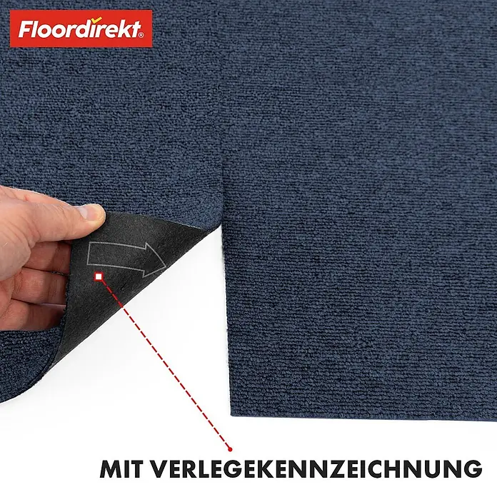 Floordirekt Teppichfliese Moscow Selbstliegend 50 x 50 cm 0,25 m² Blau -  - Dunkelblauer selbstklebender Teppichfliese mit Verlegekennzeichnungspfeil auf der Abziehfolie.