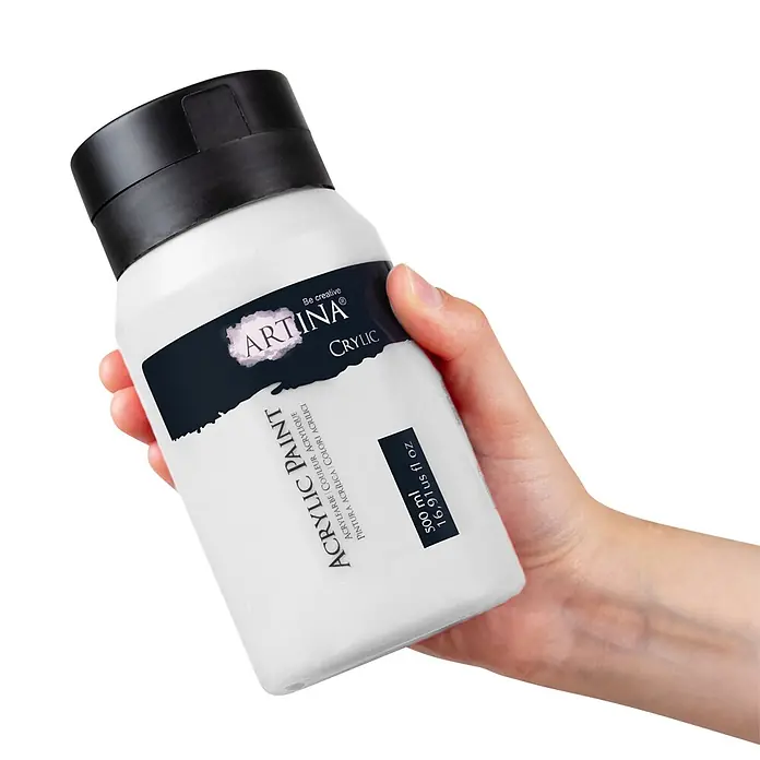 Artina Acrylfarbe Crylic -  - Weiße 500ml ARTINA® Crylic Acrylfarbflasche mit schwarzem Verschluss, in einer Hand gehalten.