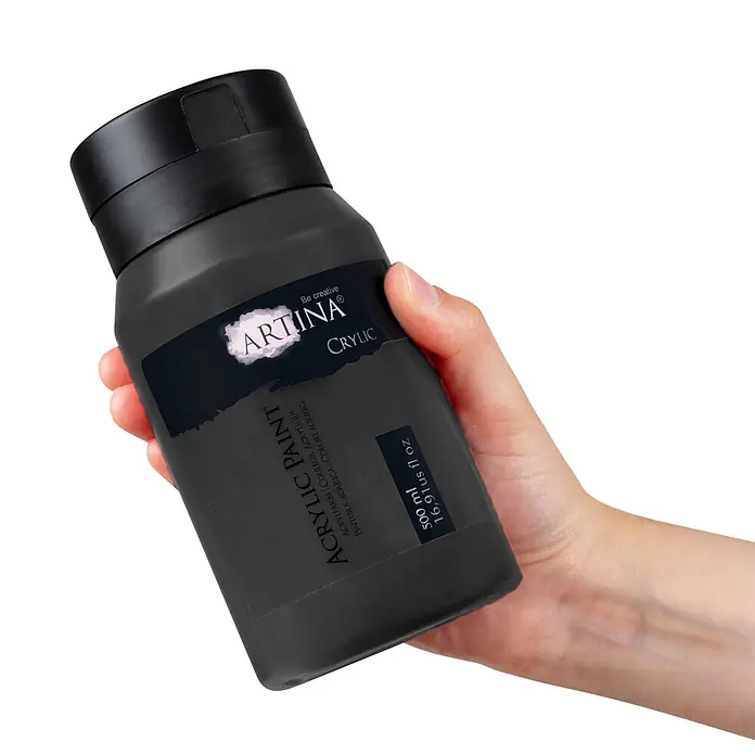 Artina Acrylfarbe Crylic -  - Hand hält schwarze Artina Crylic Acrylfarbenflasche (500 ml).