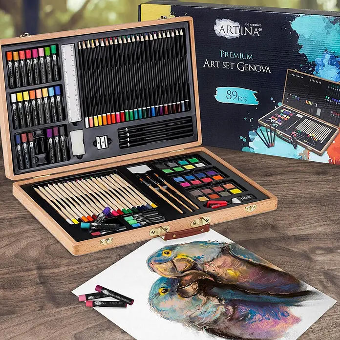 Artina Acrylfarben-Set Genova - Malkasten - Ein offenes 89-teiliges Kunstset aus Holz mit Stiften, Kreiden, Farben und Pinseln, neben einer Zeichnung und der Produktverpackung.
