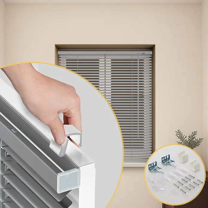 Sol Royal Jalousie - B x H: 60 x 130 cm, Silber glänzend, Aluminium - Weiße Jalousien im Fenster, eine Hand justiert die obere Schiene, Montagezubehör ist zu sehen.