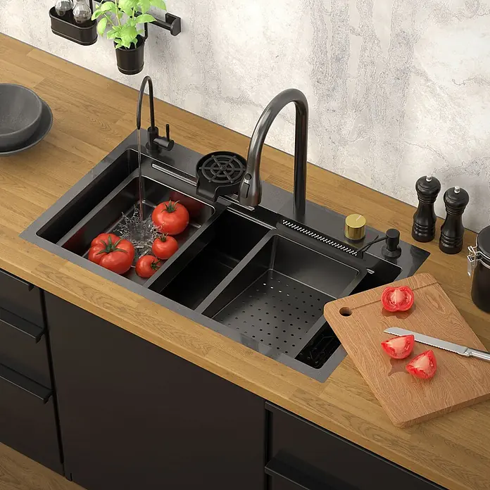 Multifunktions Spülbecken 80x46 cm Anthrazit aus Edelstahl -  - Schwarzes multifunktionales Spülsystem mit Armaturen, Gläserspüler und integriertem Abtropfbereich in Holztheke, Tomaten werden gewaschen.