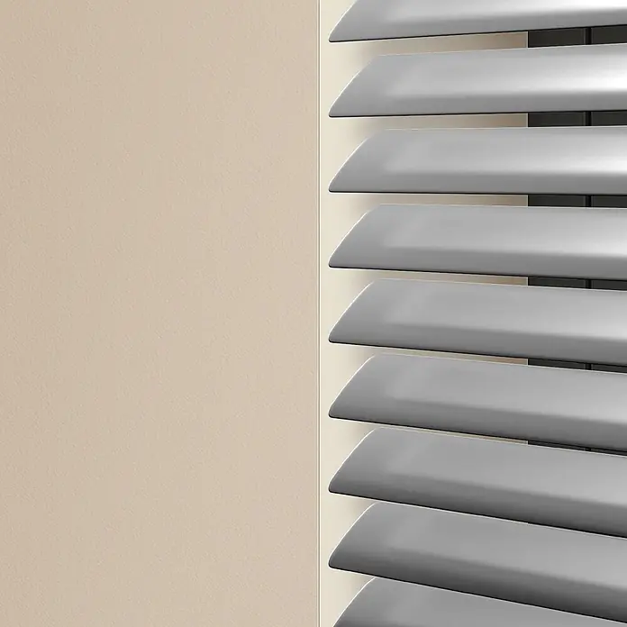 Sol Royal Jalousie - B x H: 60 x 130 cm, Silber glänzend, Aluminium - Nahaufnahme von eleganten grauen Horizontaljalousien mit einer strukturierten beigen Wand links.
