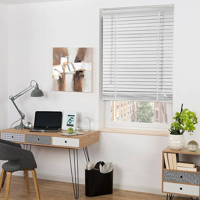 Sol Royal Jalousie - B x H: 150 x 180 cm, Weiß, Holz - Weiße Holzjalousien an einem Fenster in einem hellen Home-Office, die Lichtregulierung und Privatsphäre bieten.