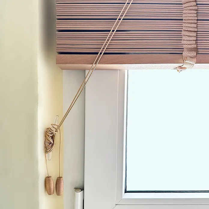 Sol Royal Jalousie - B x H: 100 x 180 cm, Schwarz, Holz - Horizontaljalousien in Holzoptik am Fenster, mit Naturkordeln und Holzknebeln um einen transparenten Wandhaken gewickelt.