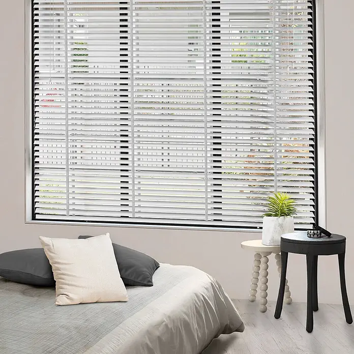 Sol Royal Jalousie - B x H: 150 x 180 cm, Weiß, Holz - Weiße Holzjalousien vor einem großen Fenster im Schlafzimmer, filtern natürliches Licht.
