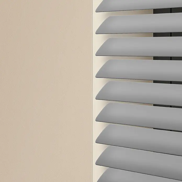 Sol Royal Jalousie - B x H: 110 x 130 cm, Silber matt, Aluminium - Graue horizontale Fensterjalousien neben einer hellbeigen Wand, leicht geöffnet, zeigen vertikale Stützen.
