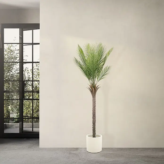 Künstliche Palme 180 cm groß im Topf für Indoor/Outdoor -  - Eine künstliche Palme mit leuchtend grünen Wedeln und strukturiertem braunem Stamm in einem schlichten weißen Pflanzgefäß.