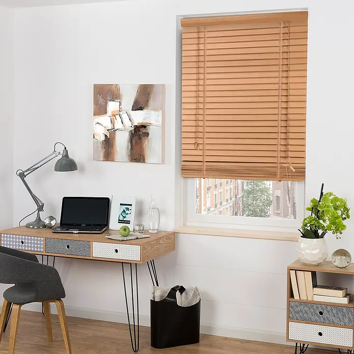 Sol Royal Jalousie - B x H: 110 x 250 cm, Eiche, Holz - Natürliche Holzjalousien in einem Fenster eines modernen Arbeitszimmers, die Lichtregulierung und Stil bieten.
