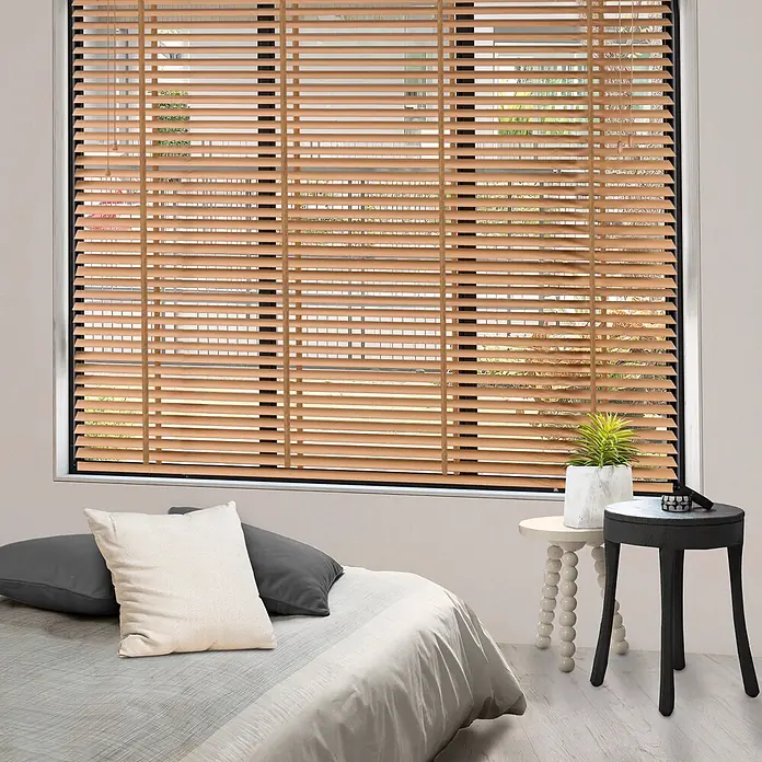 Sol Royal Jalousie - B x H: 110 x 250 cm, Eiche, Holz - Hellbraune Holzjalousien an einem großen Schlafzimmerfenster, teilweise geöffnet, um natürliches Licht zu filtern.