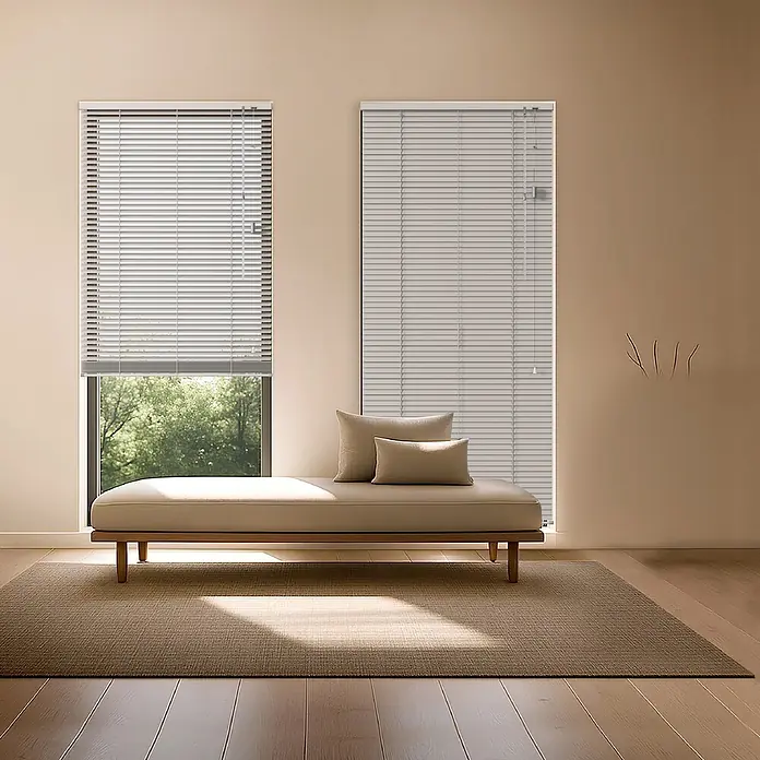 Sol Royal Jalousie - B x H: 70 x 175 cm, Hellgrau matt, Aluminium - Hellgraue Jalousien verdecken zwei Fenster, ein Standard- und ein bodentiefes.