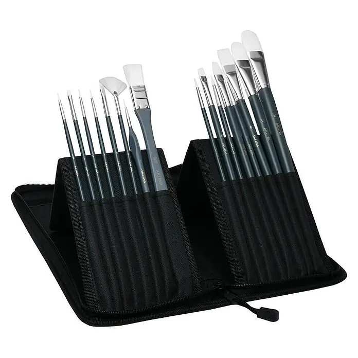 Artina Künstlerpinsel-Set - 17 -tlg., Größe Pinsel: Rundpinsel: 0#, 3/0#, 1#, 4#, 6#, 8# Flachpinsel: 0#, 3/4#, 9# Filberpinsel: 2#, 7#, 10#, 12# Fächerpinsel: 3# Winkelpinsel: 5#, Nylonfaser - Set aus 16 ARTINA Künstlerpinseln mit grauen Griffen und weißen Synthetikborsten in einer offenen schwarzen Reißverschluss-Tragetasche.