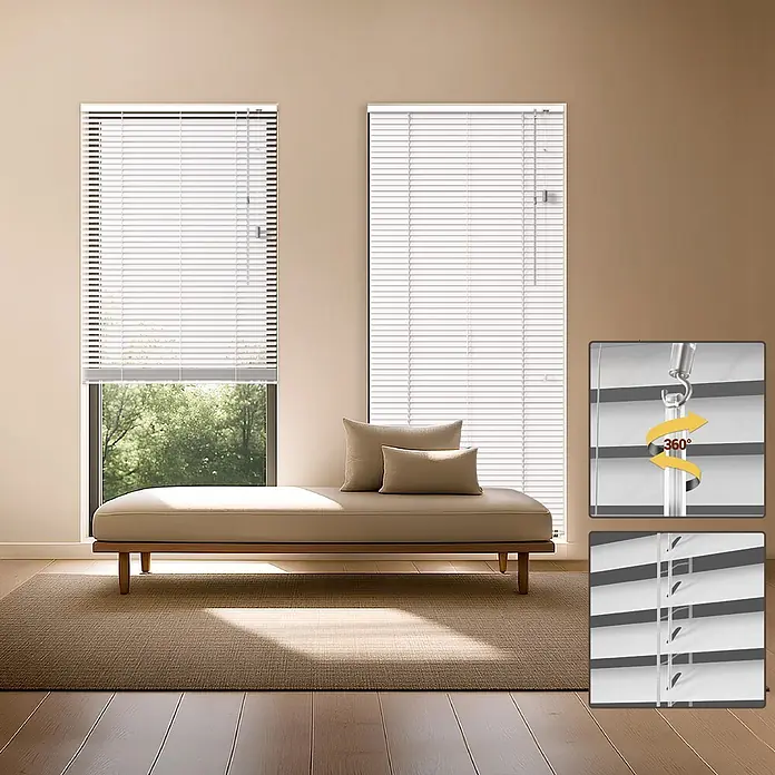 Sol Royal Jalousie - B x H: 110 x 130 cm, Weiß glänzend, Aluminium - Weiße Jalousien an zwei Fenstern in einem modernen Raum, die Lichtregulierung und einen 360°-Kippmechanismus zeigen.