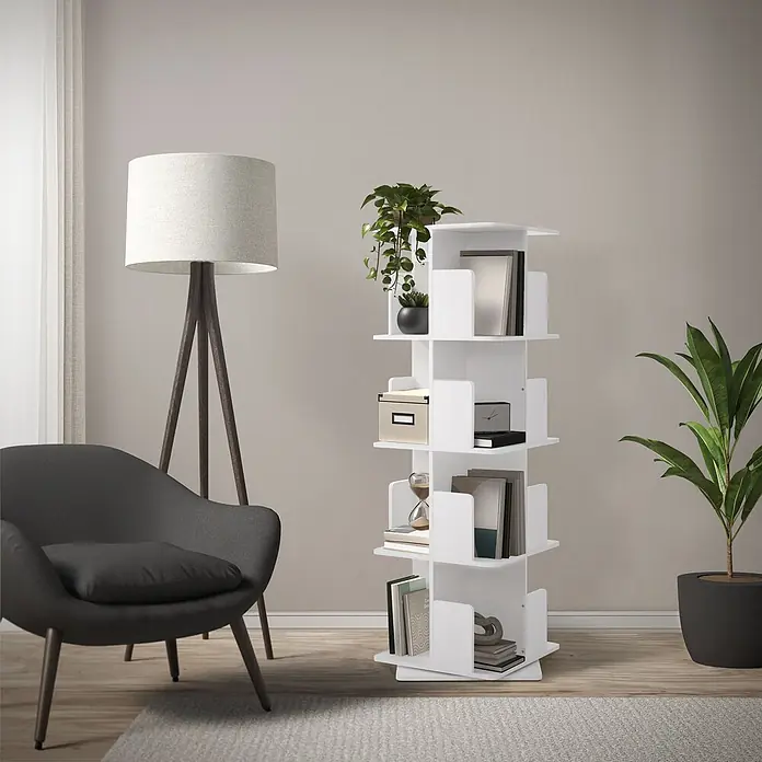 ML-Design Holzregal Spielzeugregal drehbar 360 Grad Regal Standregal freistehend Drehregal - Anzahl Böden: 5 Stk., Weiß - Weißes drehbares Bücherregal in einem modernen Wohnzimmer, mit Büchern und Deko gefüllt, neben Sessel und Stehlampe.