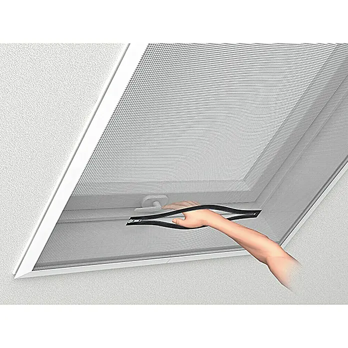 Easy Life Sonnen-& Insektenschutz-Gitter - B x H: 140 x 170 cm, Montage Insektengitter: Kleben - Das Bild zeigt ein Dachfenster mit Insektenschutzgitter, das von einer Hand bedient wird, um das Netz zu öffnen oder zu schließen.