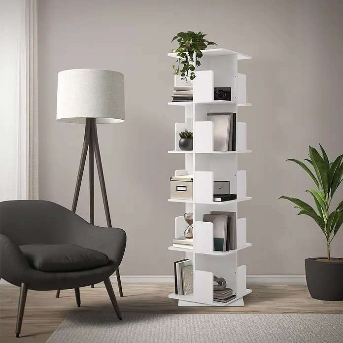 ML-Design Holzregal Spielzeugregal drehbar 360 Grad Regal Standregal freistehend Drehregal - Anzahl Böden: 4 Stk., Weiß - Hohes weißes drehbares Bücherregal, gefüllt mit Büchern und Deko, in einem gemütlichen Wohnzimmer neben einem Sessel.