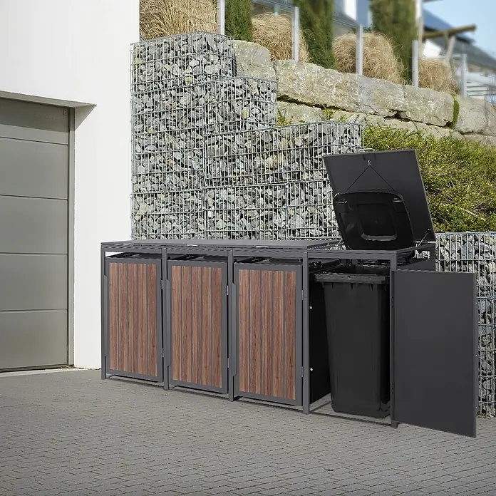 ML-Design Mülltonnenbox 4er 240L 260x80x120 cm Anthrazit-Holzoptik Müllbox -  - Vier dunkelgraue Mülltonnenboxen mit Holz-Effekt-Türen, eine offen mit schwarzer Tonne, auf gepflasterter Einfahrt.