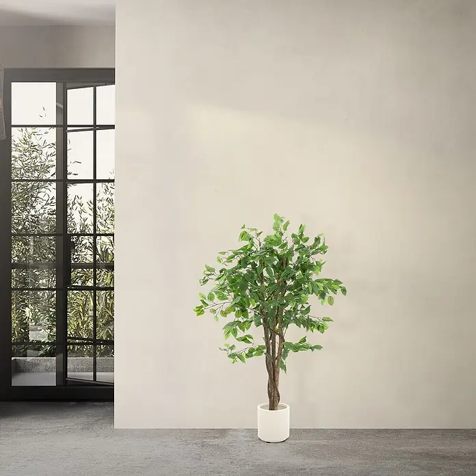 Kunstpflanze Ficus 120 cm mit Naturholzstamm für Innen/Außen -  - Ein künstlicher Ficusbaum mit üppig grünen Blättern steht in einem schlichten weißen Topf auf Betonboden neben einem großen Fenster.