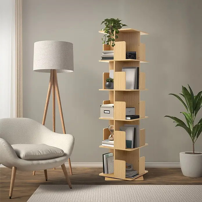 Bücherregal Kinder mit 5 Ebenen Eiche 40x155x40 cm Drehbar 360 Grad -  - Hohes, helles Holz-Drehregal mit Büchern und Deko, neben einem Sessel und einer Lampe in einem modernen Wohnraum.