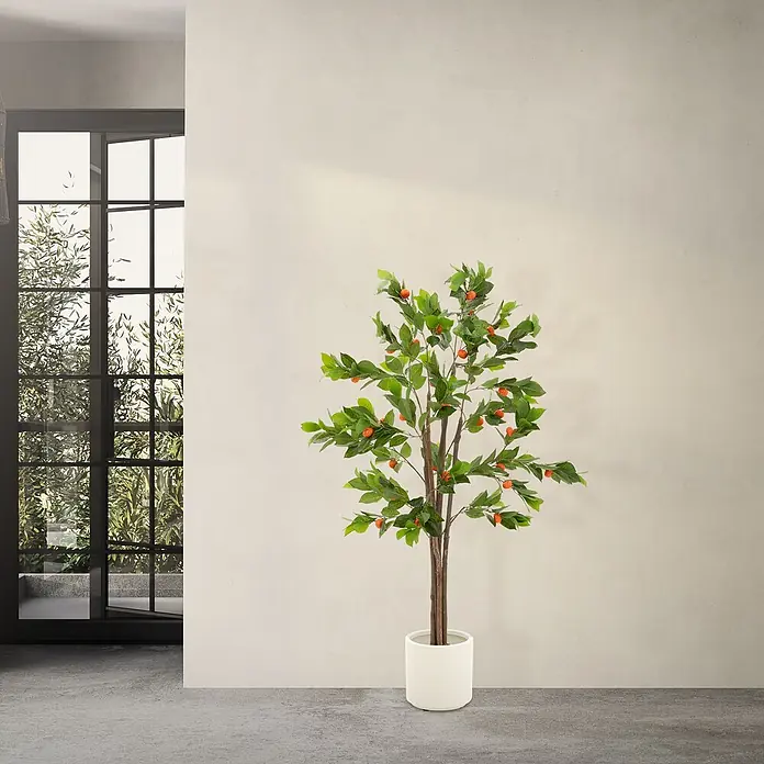 Kunstpflanze Orangenbaum 160 cm aus Kunststoff -  - Ein künstlicher Kumquatbaum mit grünen Blättern und orangefarbenen Früchten in einem weißen Topf, in einem modernen Raum am Fenster.