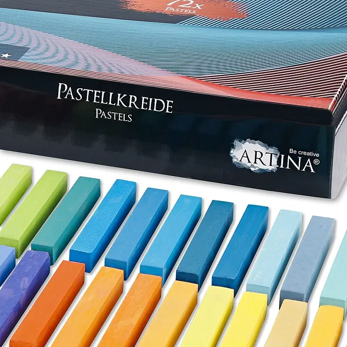 Artina Pastellkreiden-Set - Mehrfarbig - Eine Packung Artina Softpastelle mit vielen bunten rechteckigen Kreidestiften, darunter in Reihen angeordnet.