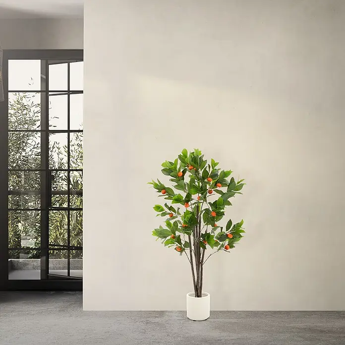 Kunstpflanze Orangenbaum 130 cm aus Kunststoff -  - Künstlicher Orangenbaum mit grünen Blättern und orangen Früchten in einem weißen Topf.
