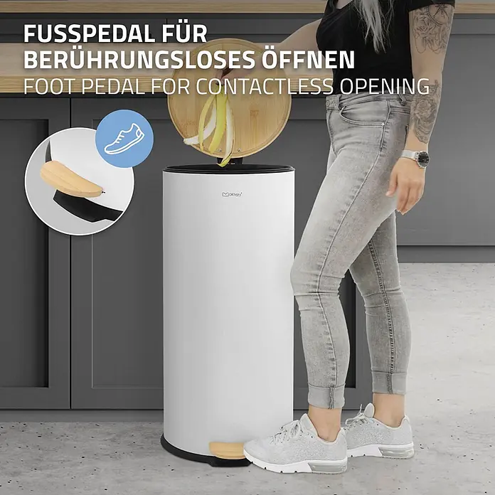 Mülleimer 30L mit Fußpedal und Bambusdeckel Rund Weiß aus Stahl -  - Weißer Treteimer mit Holzpedal, kontaktlos von einer Person geöffnet.