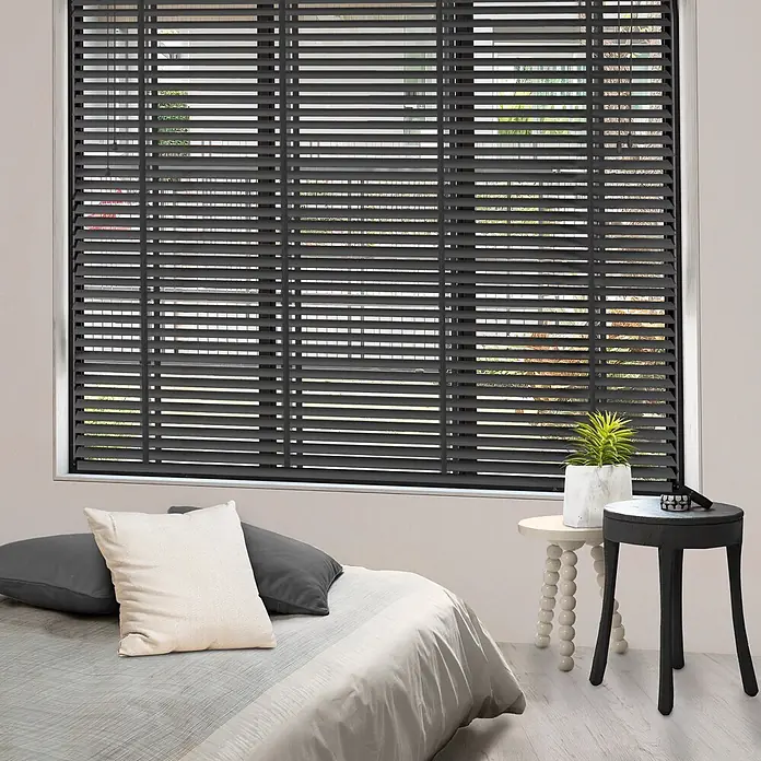 Sol Royal Jalousie - B x H: 100 x 180 cm, Schwarz, Holz - Schwarze Holzjalousien, teilweise geöffnet, in einem großen Fenster installiert.