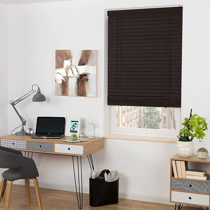 Sol Royal Jalousie - B x H: 100 x 180 cm, Schwarz, Holz - Dunkelbraune Holzoptik-Jalousie am Fenster in einem Heimbüro.