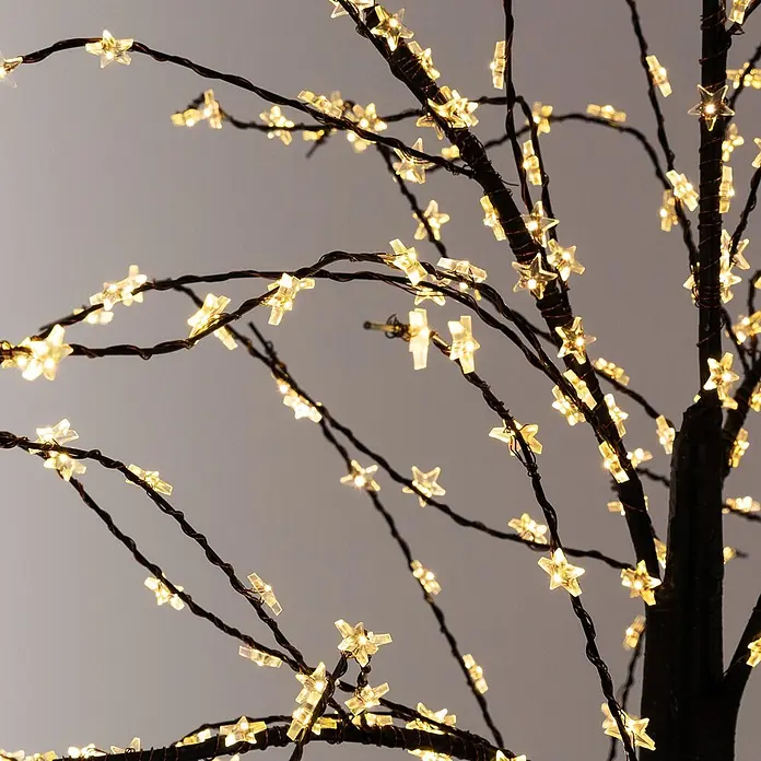 LED-Baum 120 cm mit 480 warmweißen LEDs Außen IP44 -  - Nahaufnahme von sternförmigen warmweißen LED-Leuchten an dunklen Ästen, die festlich leuchten.