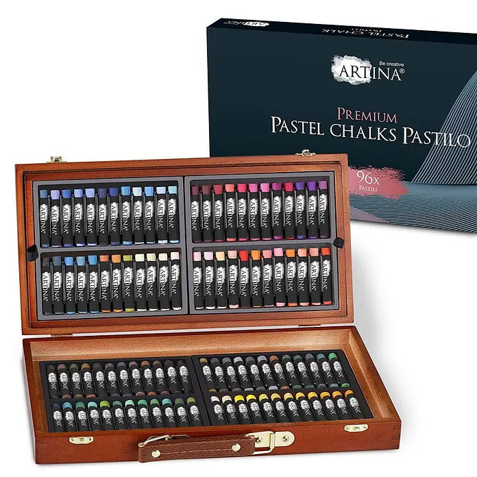 Artina Pastellkreiden-Set - Mehrfarbig - ARTINA Premium Pastellkreiden-Set: 96 bunte Pastelle in einem zweistöckigen Holzkoffer, daneben die Markenverpackung.