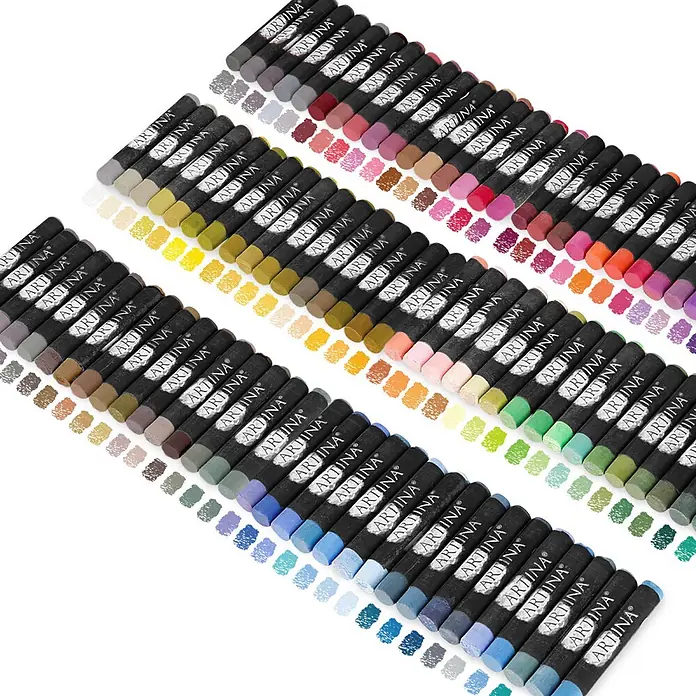 Artina Pastellkreiden-Set - Mehrfarbig - Ein Set vieler farbiger ARTINA Ölpastellkreiden mit Farbmustern, reihenförmig angeordnet, die eine breite Farbpalette zeigen.