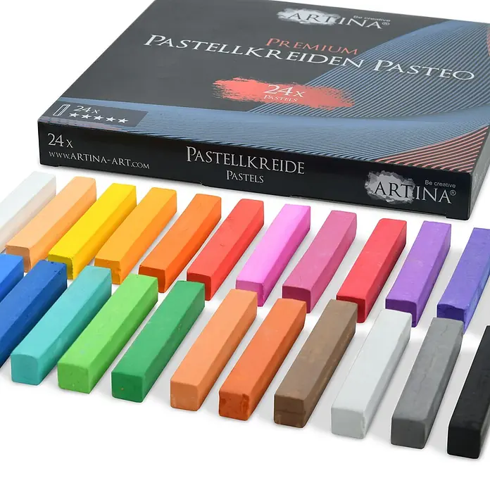 Artina Pastellkreiden-Set - Mehrfarbig - Ein Set von 24 farbigen Artina Pastellkreiden in verschiedenen Nuancen, in Reihen ausgelegt, mit ihrer schwarzen Produktverpackung dahinter.