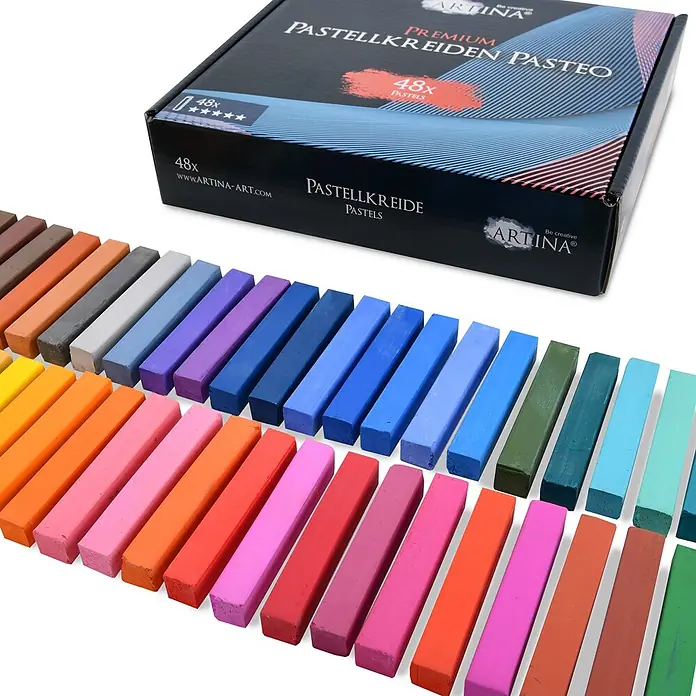 Artina Pastellkreiden-Set - Mehrfarbig - 48 farbige Artina Softpastelle in verschiedenen Farbtönen, ordentlich in Reihen ausgelegt, mit ihrer schwarzen „Pastellkreide Pastels 48x“-Box.